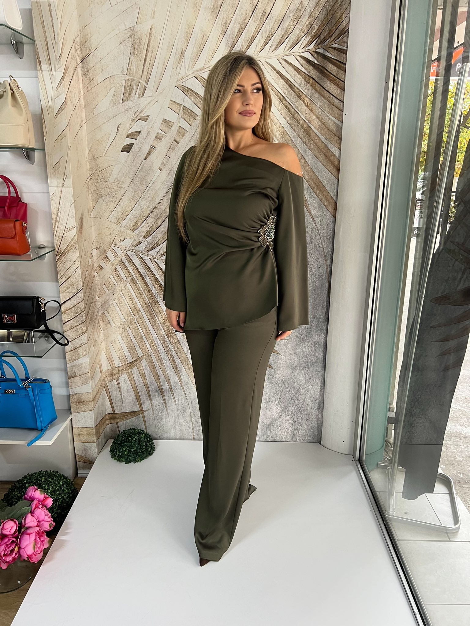 Komplet PLUS SIZE 17 - Saten sa naglašenim strukom, maslinasti (44,46) - Image 2