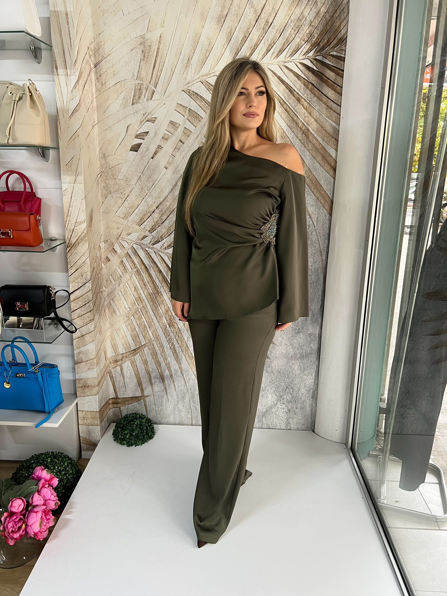 Komplet PLUS SIZE 17 - Saten sa naglašenim strukom, maslinasti (44,46) - Image 3