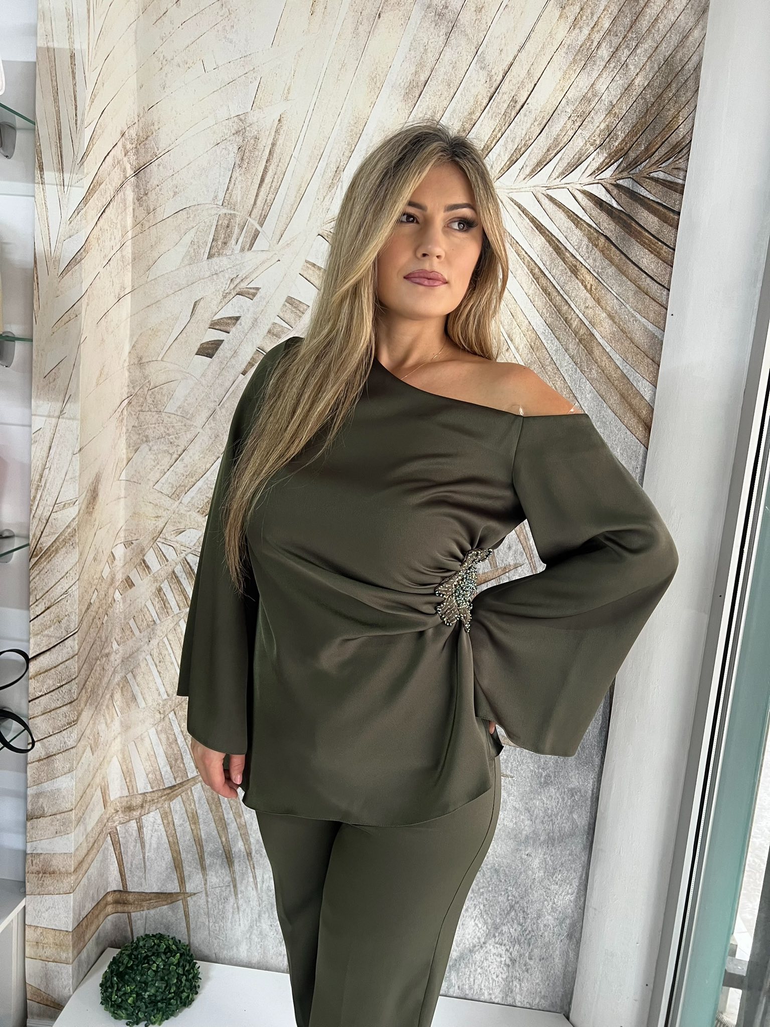 Komplet PLUS SIZE 17 - Saten sa naglašenim strukom, maslinasti (44,46) - Image 6