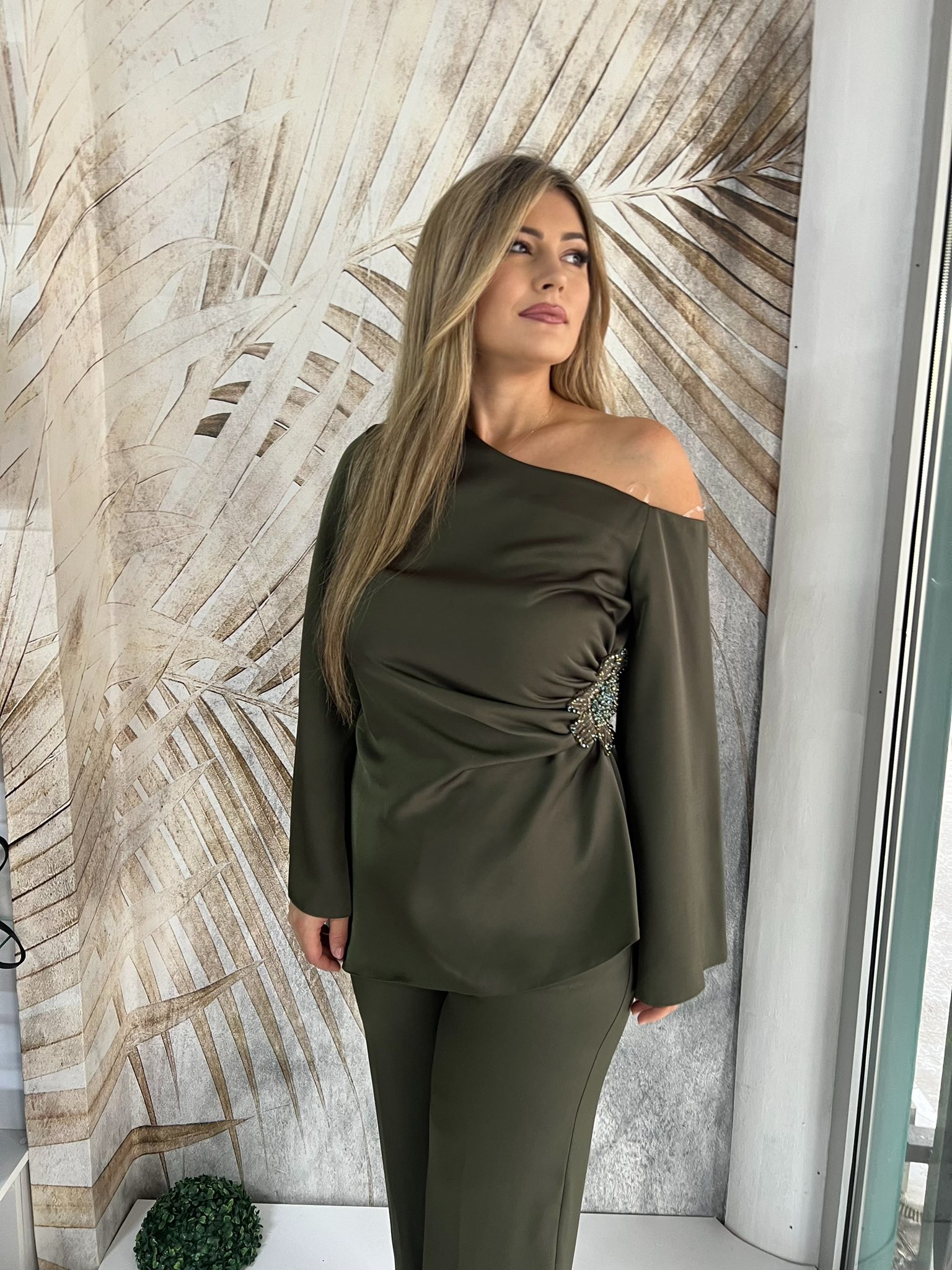 Komplet PLUS SIZE 17 - Saten sa naglašenim strukom, maslinasti (44,46) - Image 7