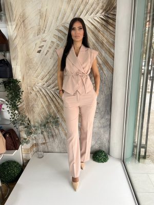 Žensko odelo, kratak prsluk i pantalone u bež boji