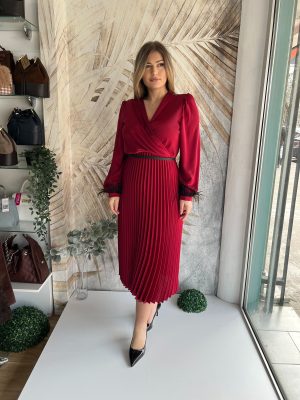 Midi haljina PLUS SIZE – Saten plise sa perjem na rukavu - Bordo (model 08)