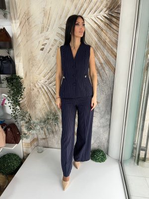 Žensko odelo na pruge, prsluk i pantalone u teget boji