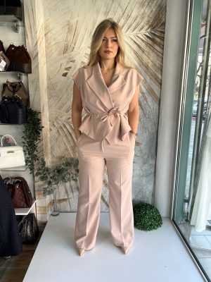 Žensko odelo PLUS SIZE, kratak prsluk i pantalone u bež boji