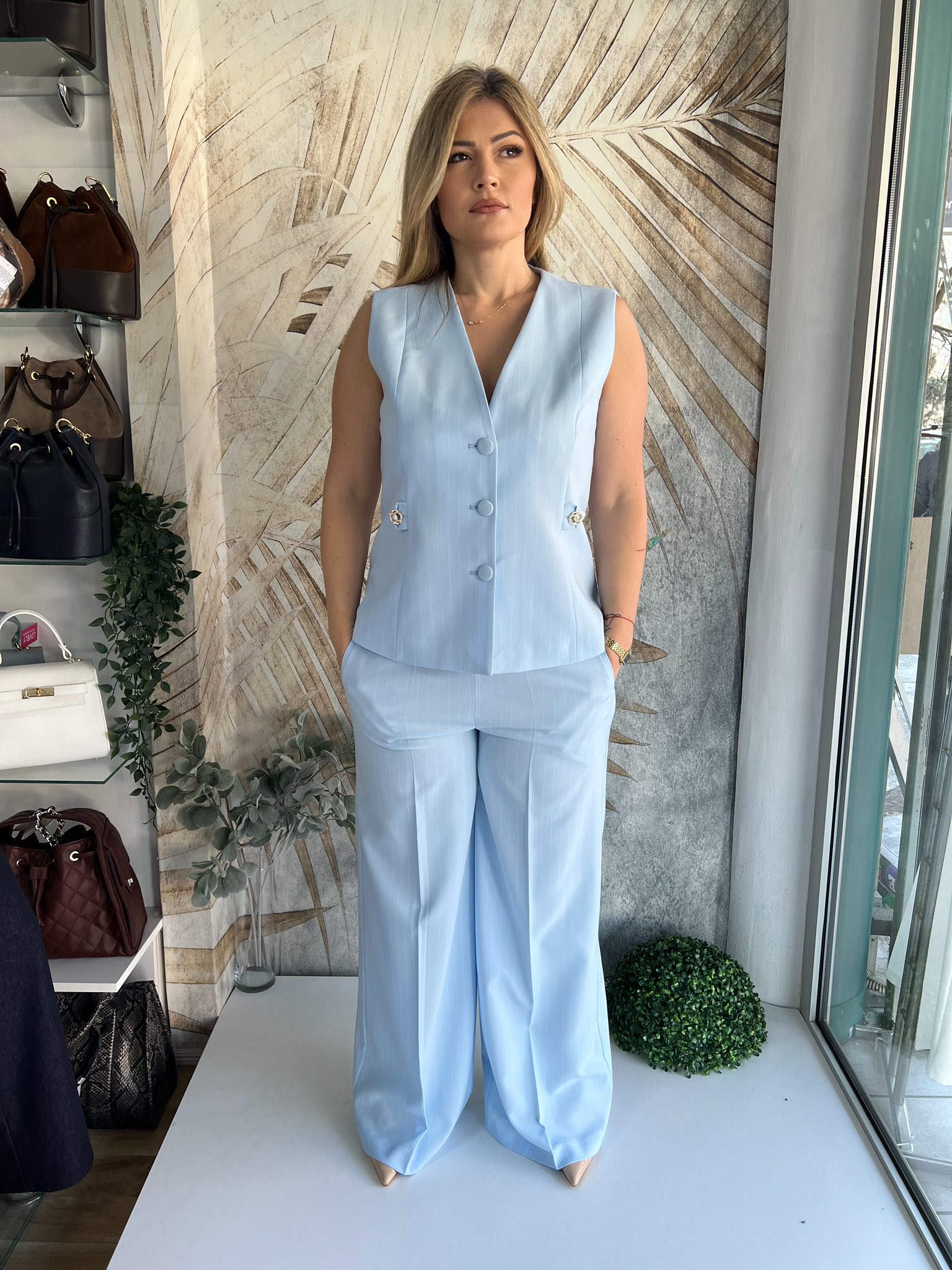 Žensko odelo na pruge PLUS SIZE, prsluk i pantalone u plavoj boji - Image 2