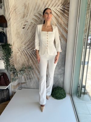 Žensko odelo sa dugmićima u beloj boji