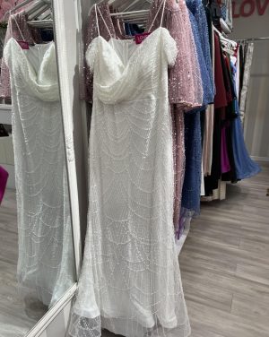 Duga PLUS SIZE haljina na bretelu sa padajućim rukavom, bela