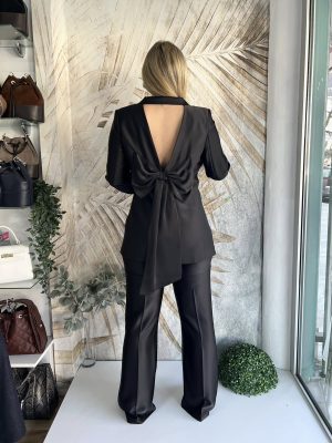 Žensko odelo PLUS SIZE sa mašnom na leđima u crnoj boji