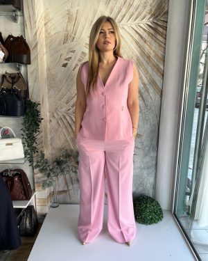 Žensko odelo na pruge PLUS SIZE, prsluk i pantalone u roze boji