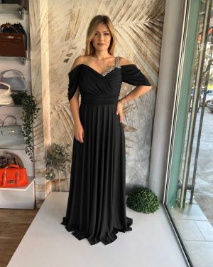 Duga PLUS SIZE haljina kratkih rukava, ukrašena cirkonima u crnoj boji