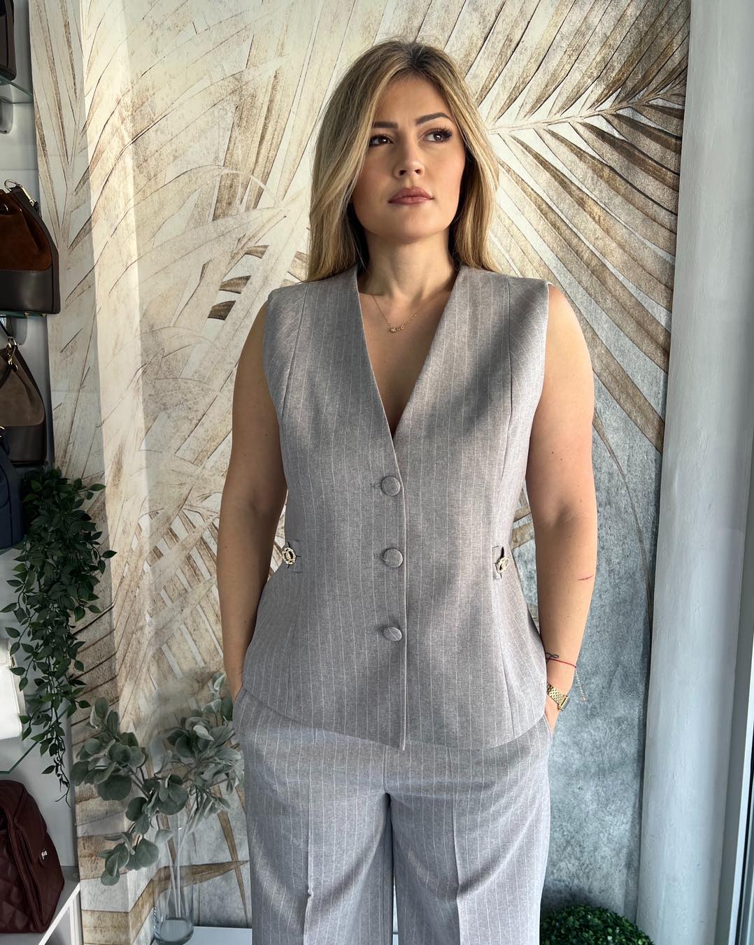 Žensko odelo na pruge, prsluk i pantalone u sivoj boj, plus size - Image 5