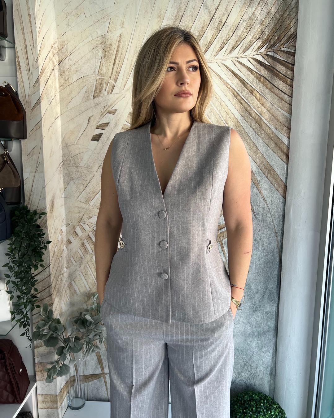 Žensko odelo na pruge, prsluk i pantalone u sivoj boj, plus size - Image 6