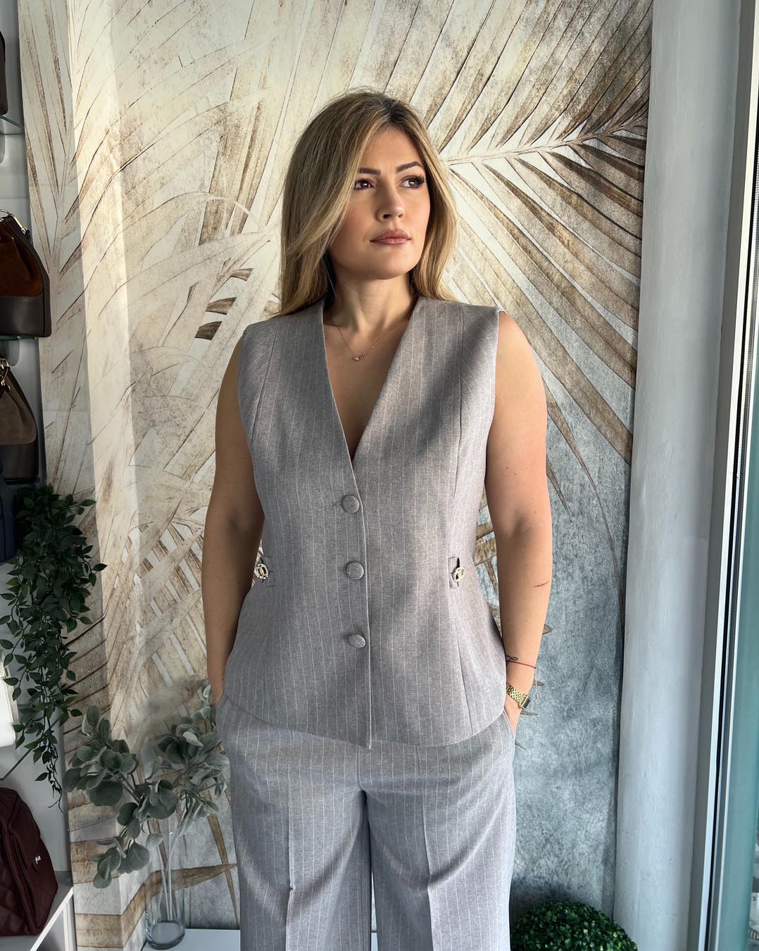 Žensko odelo na pruge, prsluk i pantalone u sivoj boj, plus size - Image 7