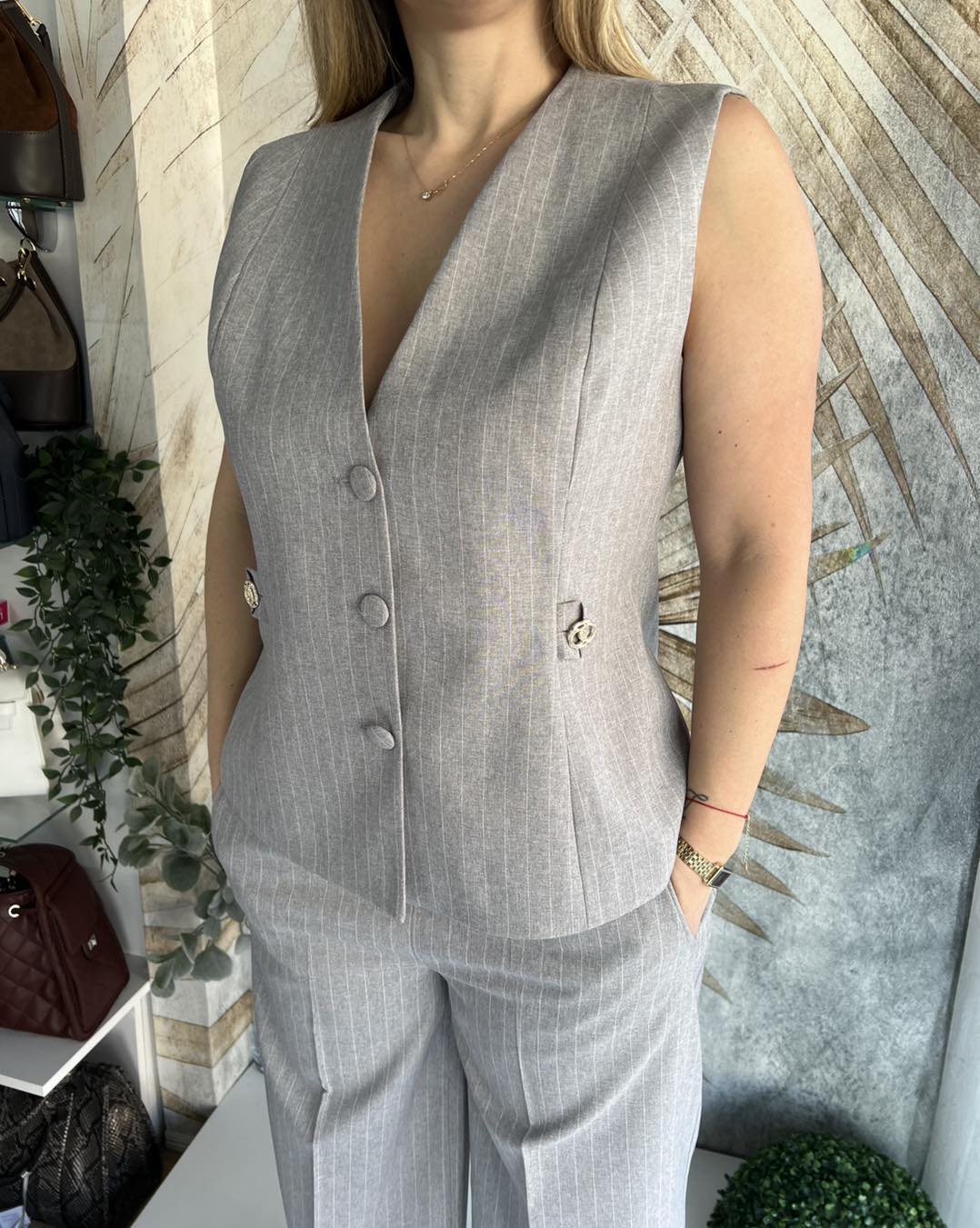 Žensko odelo na pruge, prsluk i pantalone u sivoj boj, plus size - Image 8