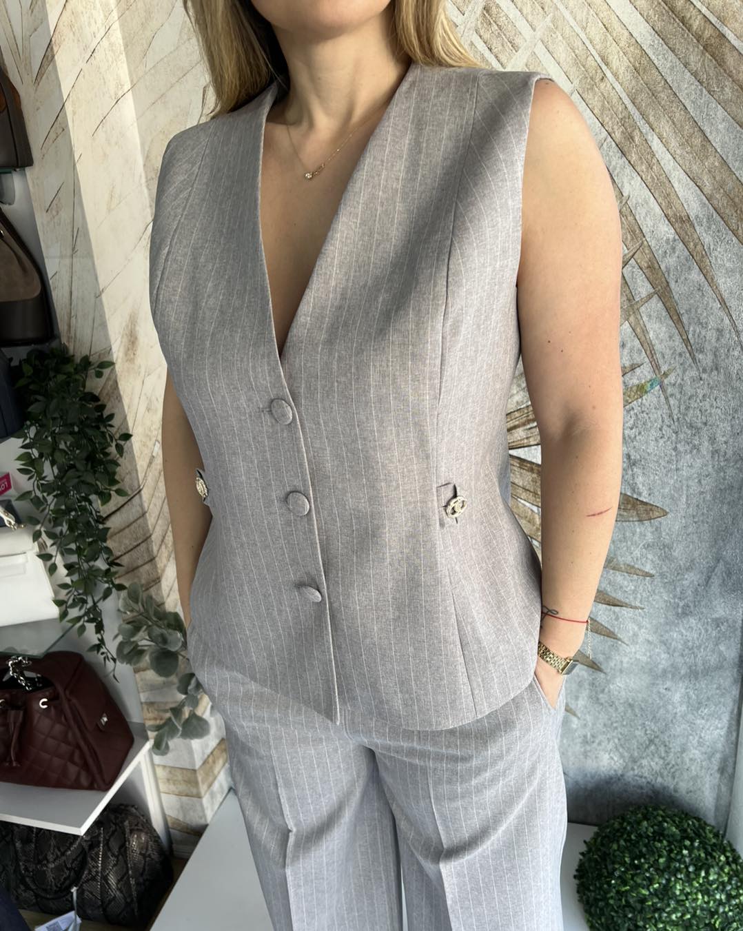 Žensko odelo na pruge, prsluk i pantalone u sivoj boj, plus size - Image 9