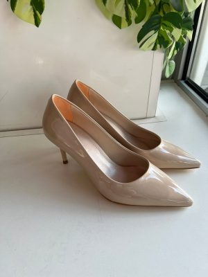 Bež lakovane cipele na udobnu štiklu (model 02)