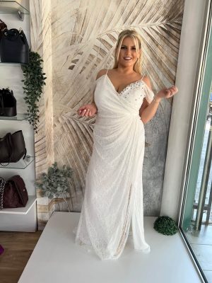 Duga haljina PLUS SIZE, uska čipkana u beloj boji